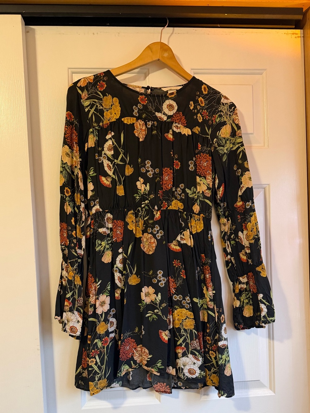 H&M Women's Black Floral Long-Sleeve Mini Dress-Size US 4